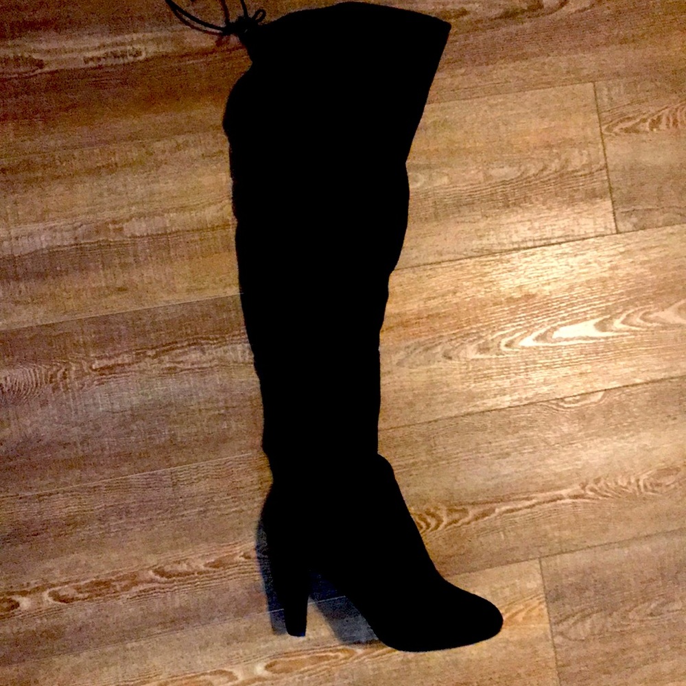 Over the thigh velvet like boot
